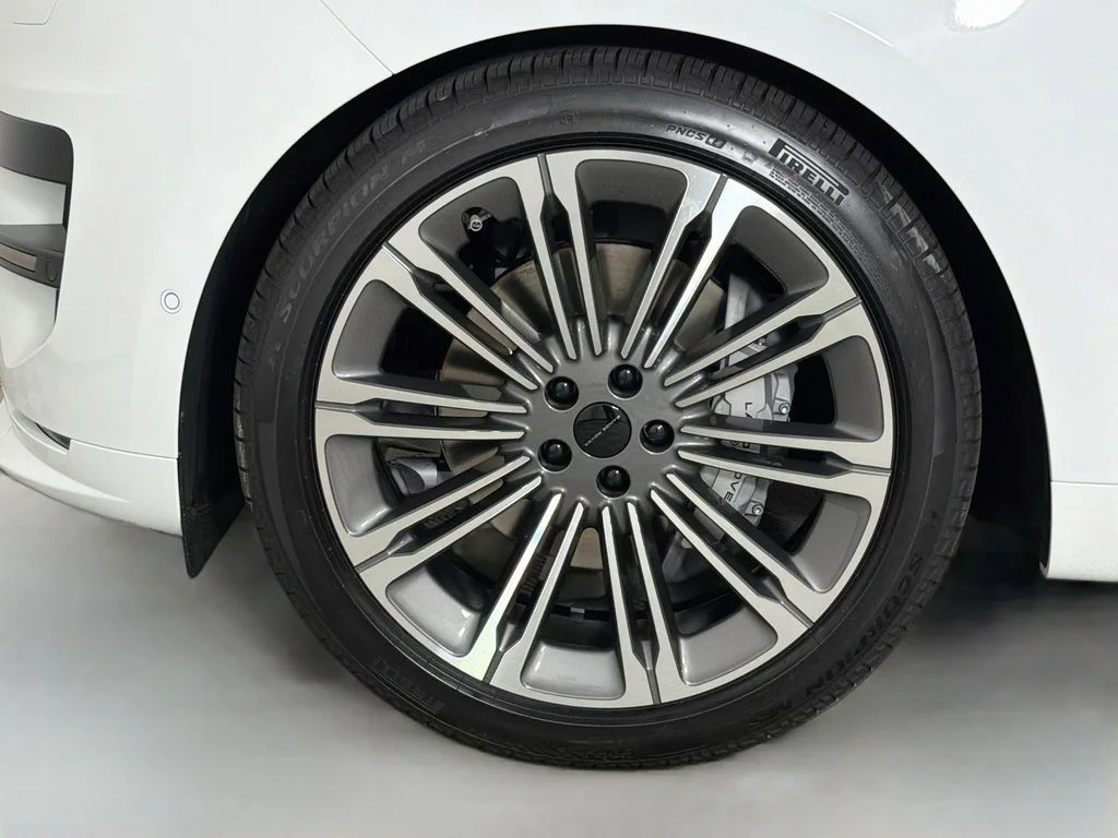 New 2026 Fuji White Land Rover Dynamic SE image 33