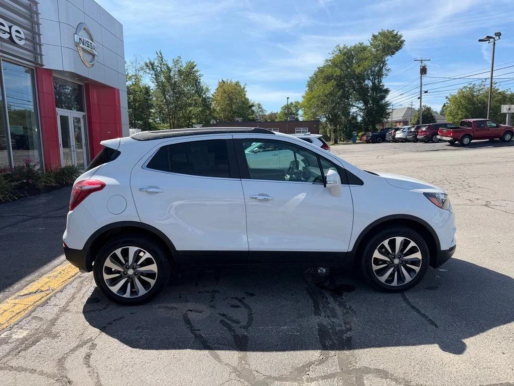 Used 2020 Summit White Buick Essence image 7