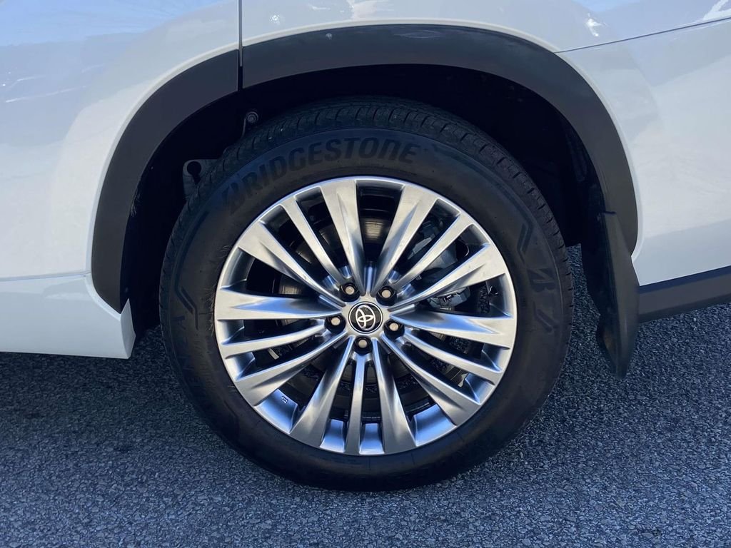 2026 Toyota Highlander Platinum - Photo 9