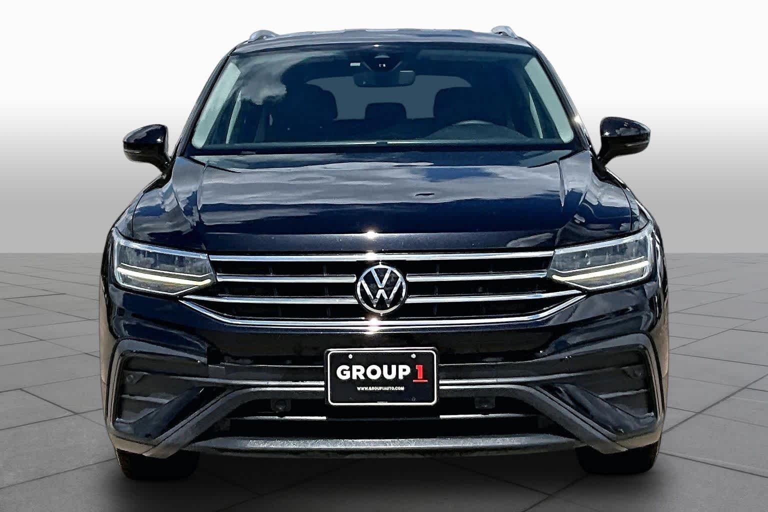 Used 2022 Deep Black Pearl Volkswagen SE image 4