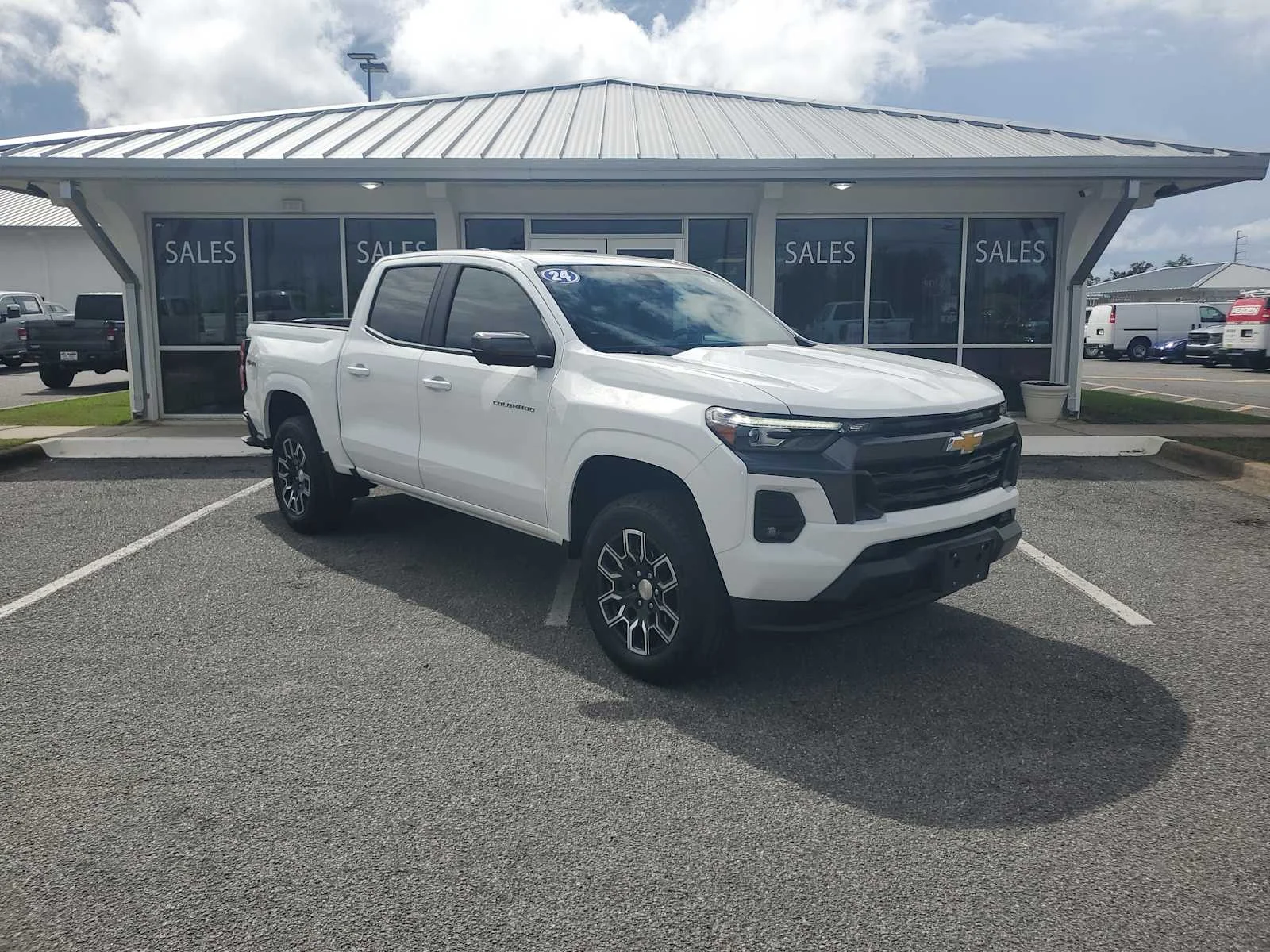 Used 2024 Summit White Chevrolet LT image 10