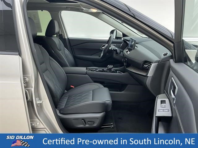 Used 2025 Champagne Silver Metallic Nissan Platinum image 26