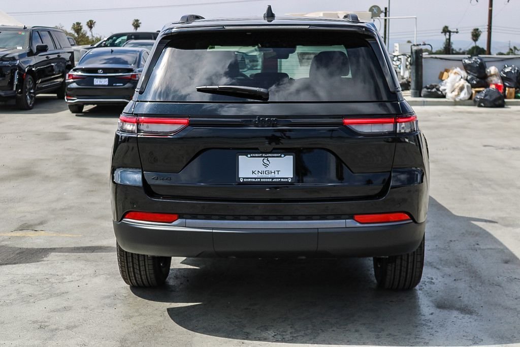 New 2026 Diamond Black Crystal Pearlcoat Jeep Altitude image 8