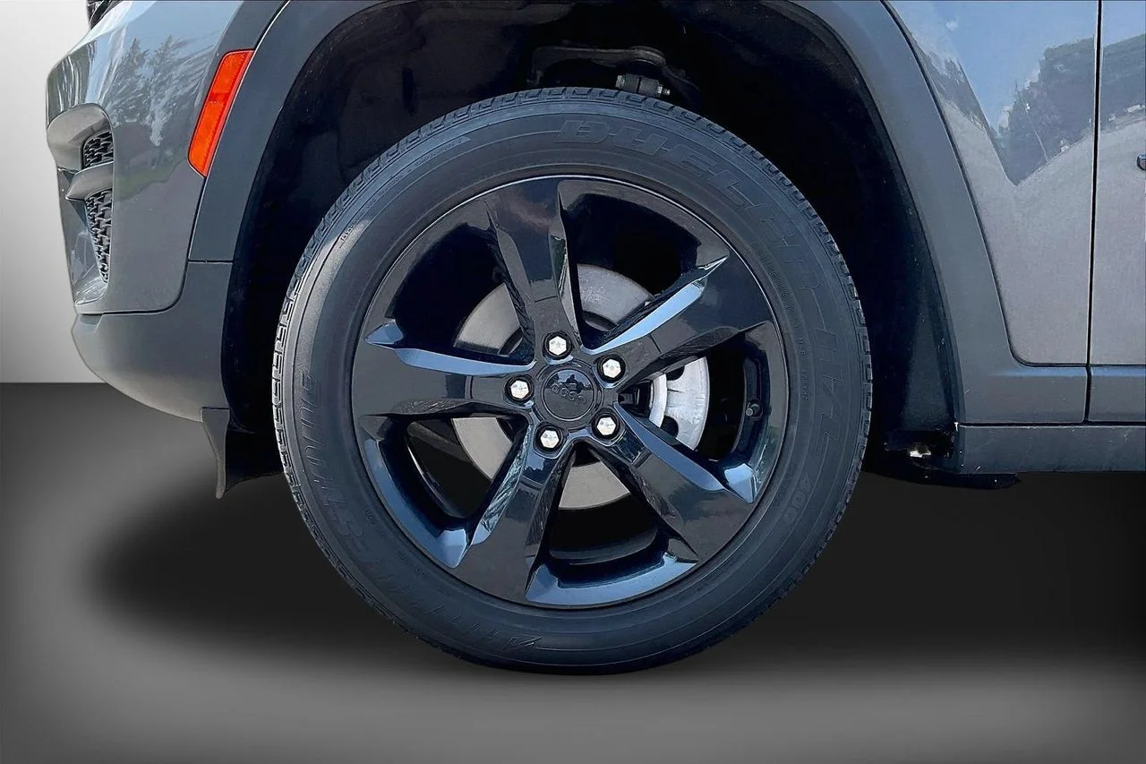 Used 2023 Gray Jeep Altitude X image 32
