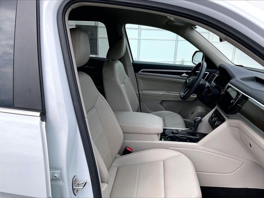 Used 2023 Pure White Volkswagen 3.6L V6 SE w/Technology image 11