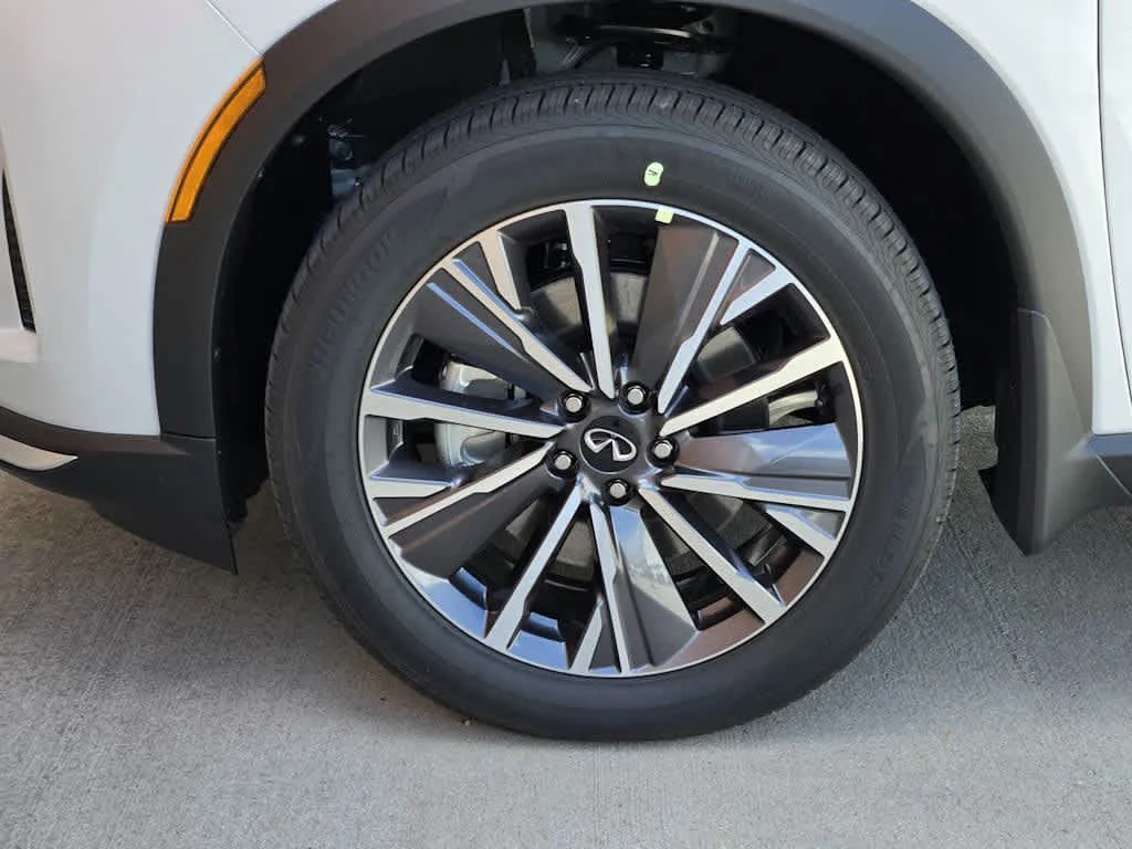 New 2027 RADIANT WHITE INFINITI Luxe FWD image 7
