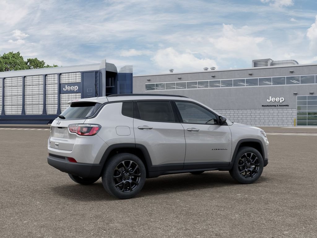 New 2026 Silver Zynith Metallic Clear-Coat Exterior Paint Jeep Latitude image 5