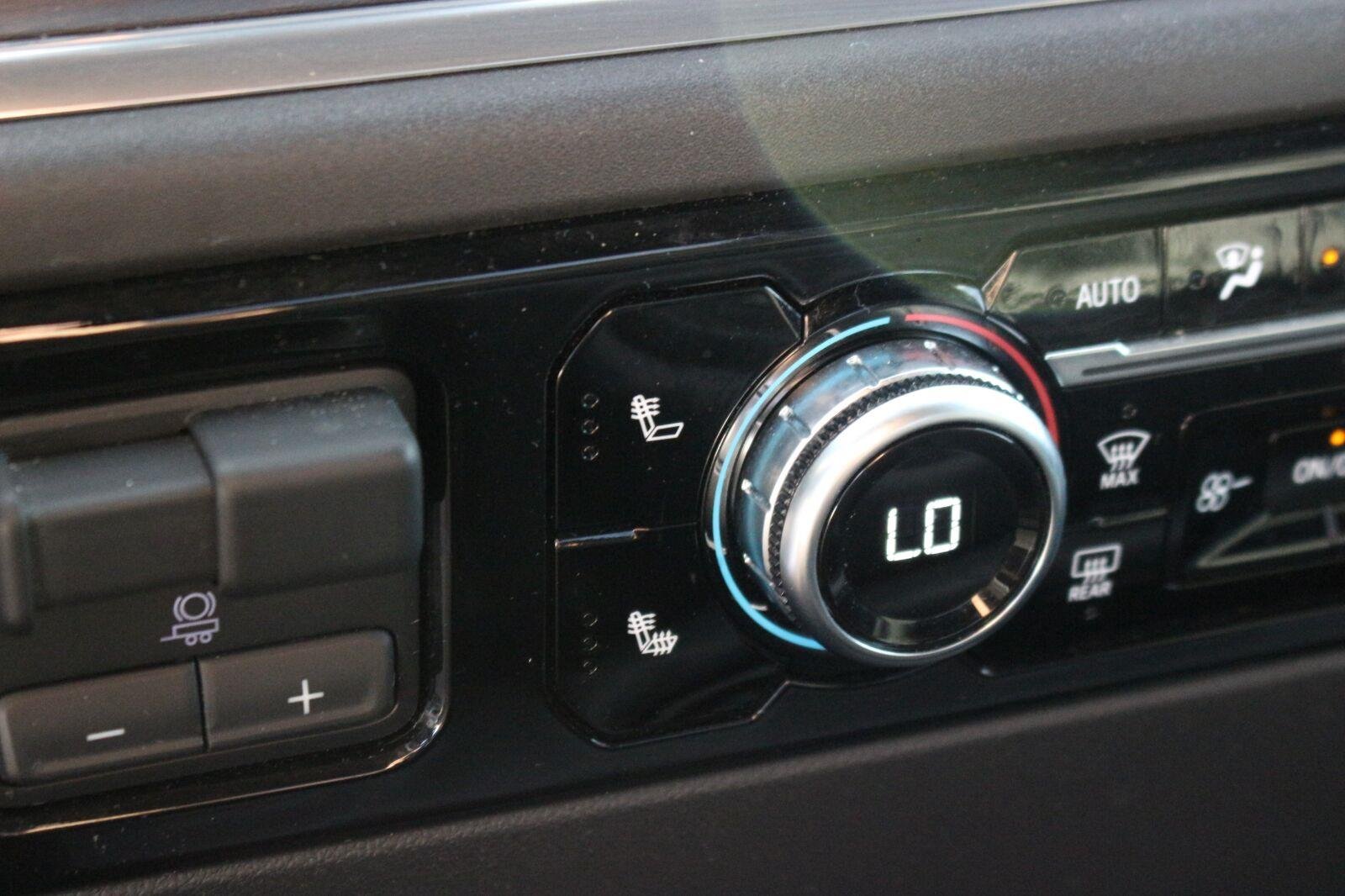 Used 2025 Onyx Black GMC SLT image 29