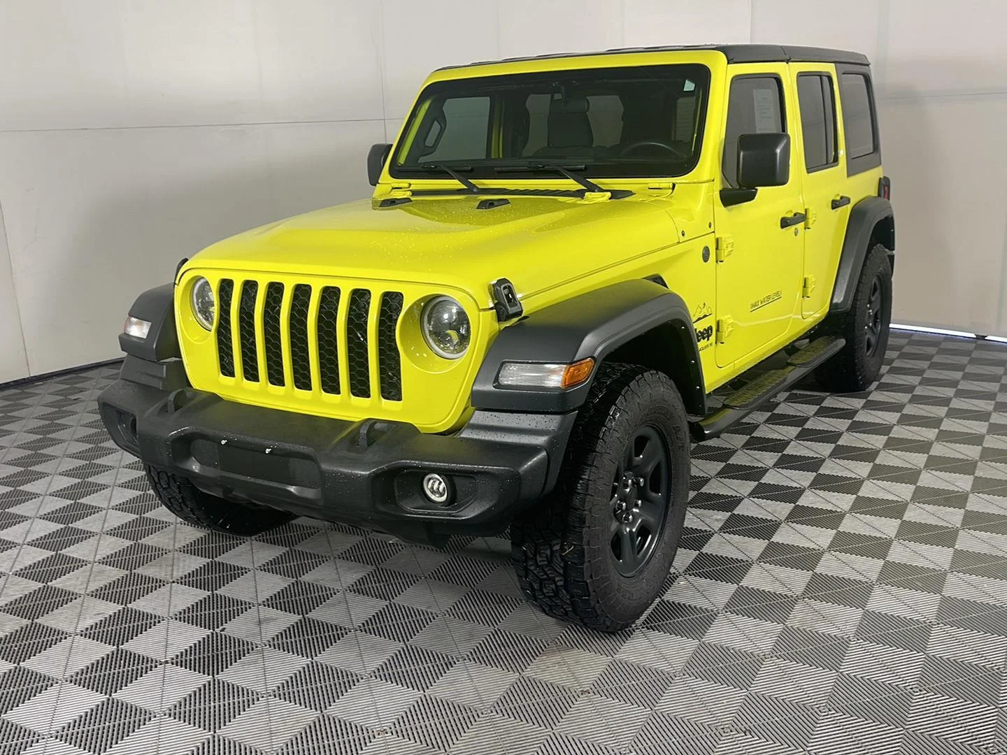 Used 2024 High Velocity Clearcoat Jeep Sport image 2