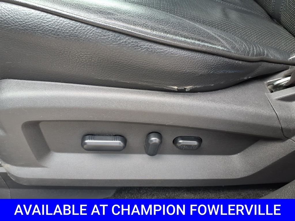 Used 2015 White Lincoln Base image 13
