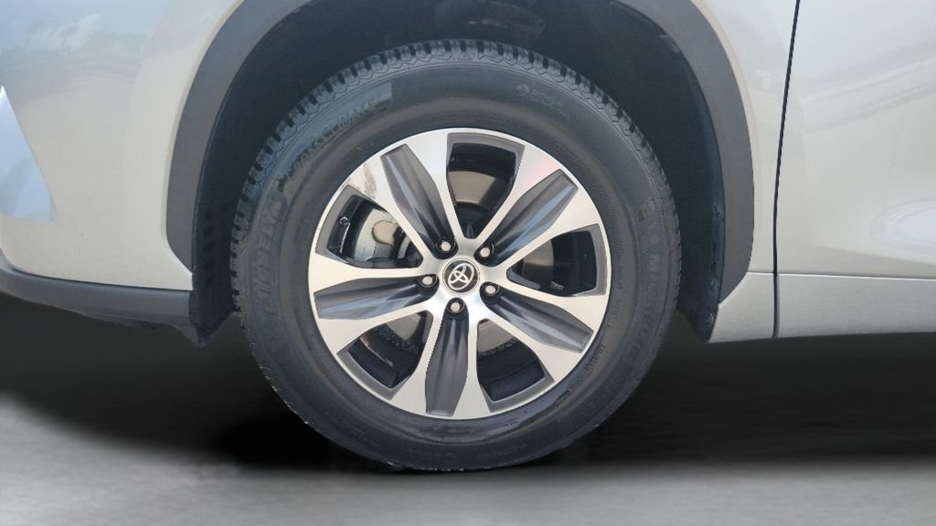 Certified Used 2022 Silver Toyota XLE image 26