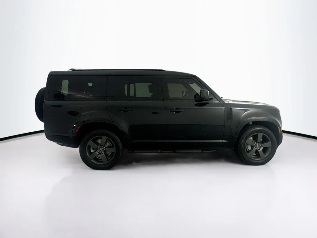 Used 2025 Black Land Rover X-Dynamic SE image 4