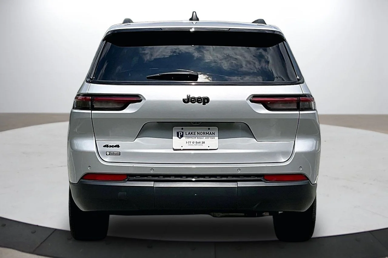 Used 2024 Silver Jeep Altitude X image 8