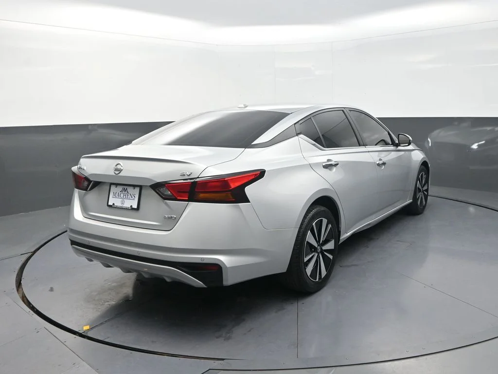 Used 2022 Silver Nissan 2.5 SV image 10