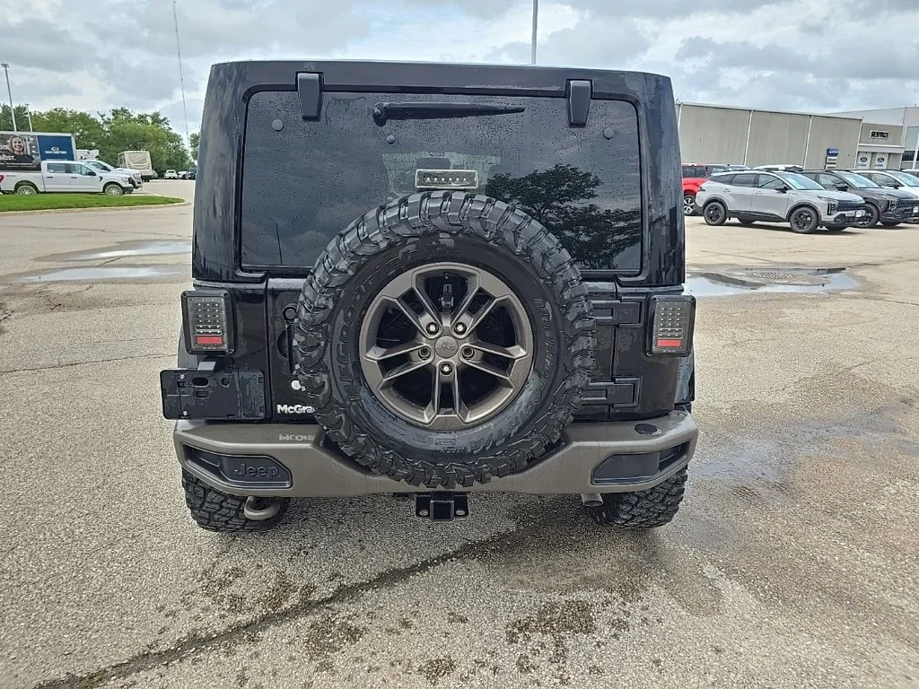 Used 2016 Black Jeep Unlimited Sahara image 6