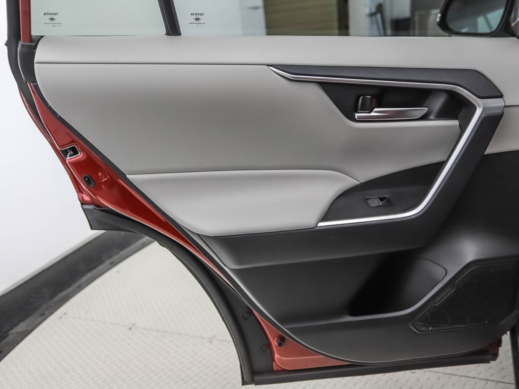Used 2025 Pearl Toyota XLE Premium image 18