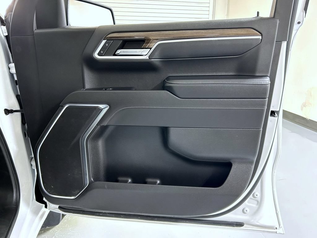 Used 2023 SUMMIT WHITE Chevrolet LT image 16