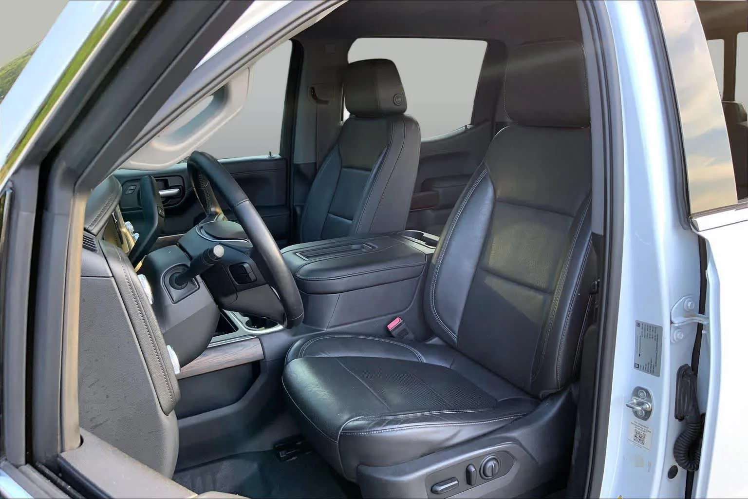 Used 2019 White Frost Tricoat GMC SLT image 7