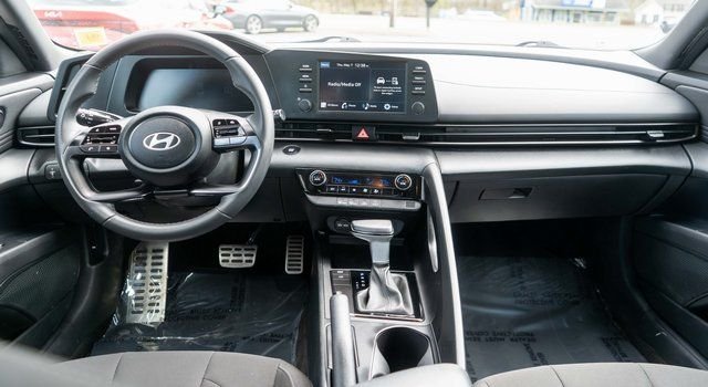 Used 2025 Gray Hyundai SEL Sport image 14