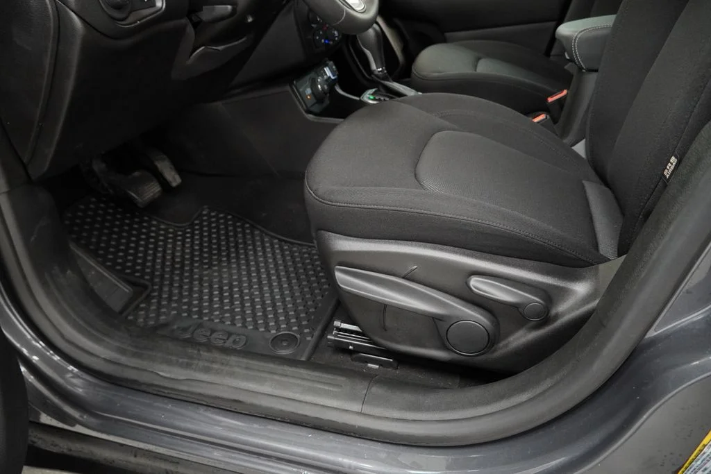 Used 2023 Gray Jeep Latitude image 42