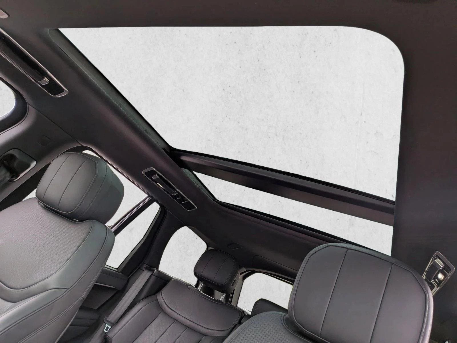 Used 2025 Eiger Grey Metallic Land Rover SE image 16