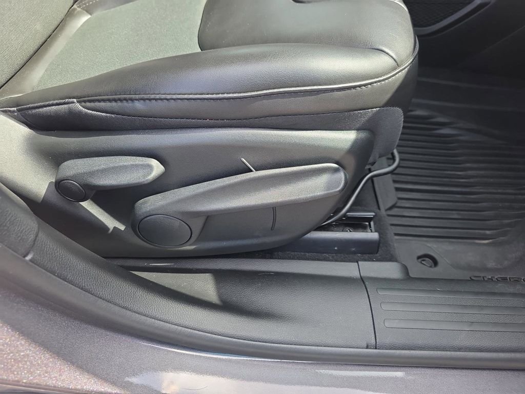 Used 2021 Gray Jeep Latitude Plus image 32