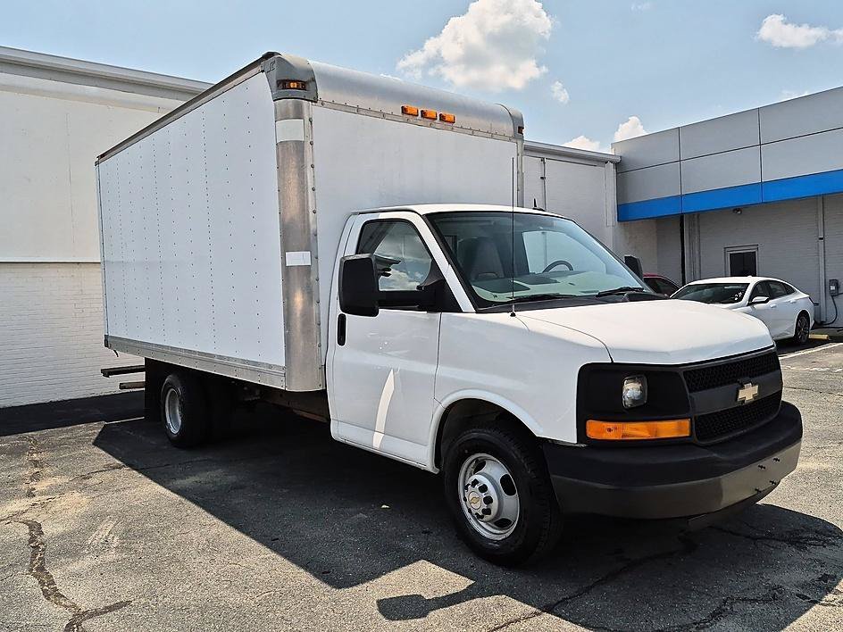 Used 2014 Summit White Chevrolet Work Van image 7