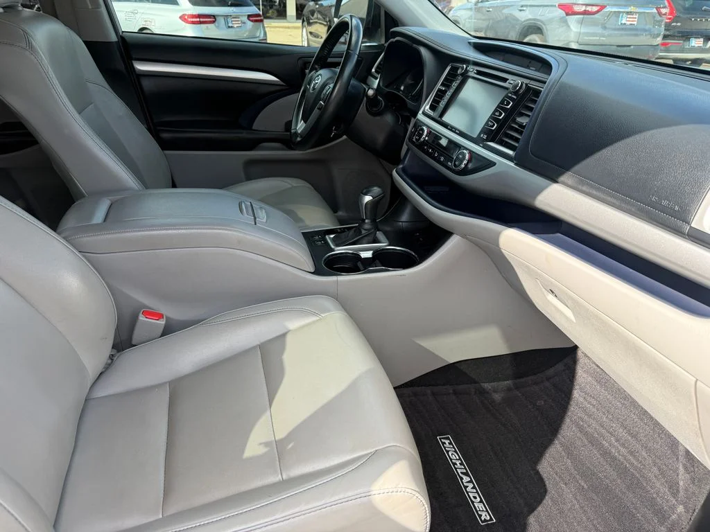 Used 2019 Silver Toyota XLE image 23
