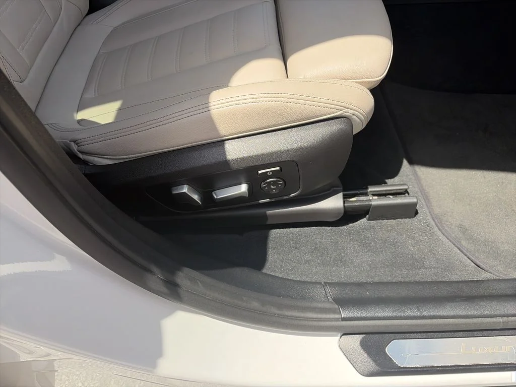 Used 2020 White BMW sDrive30i image 35