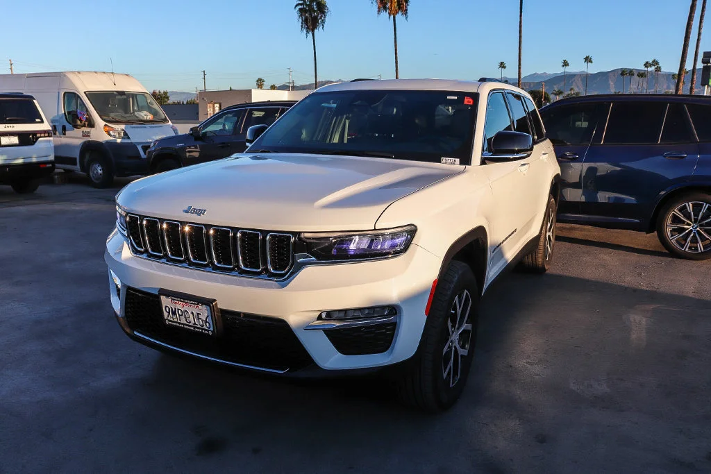 Used 2024 White Jeep Limited image 4