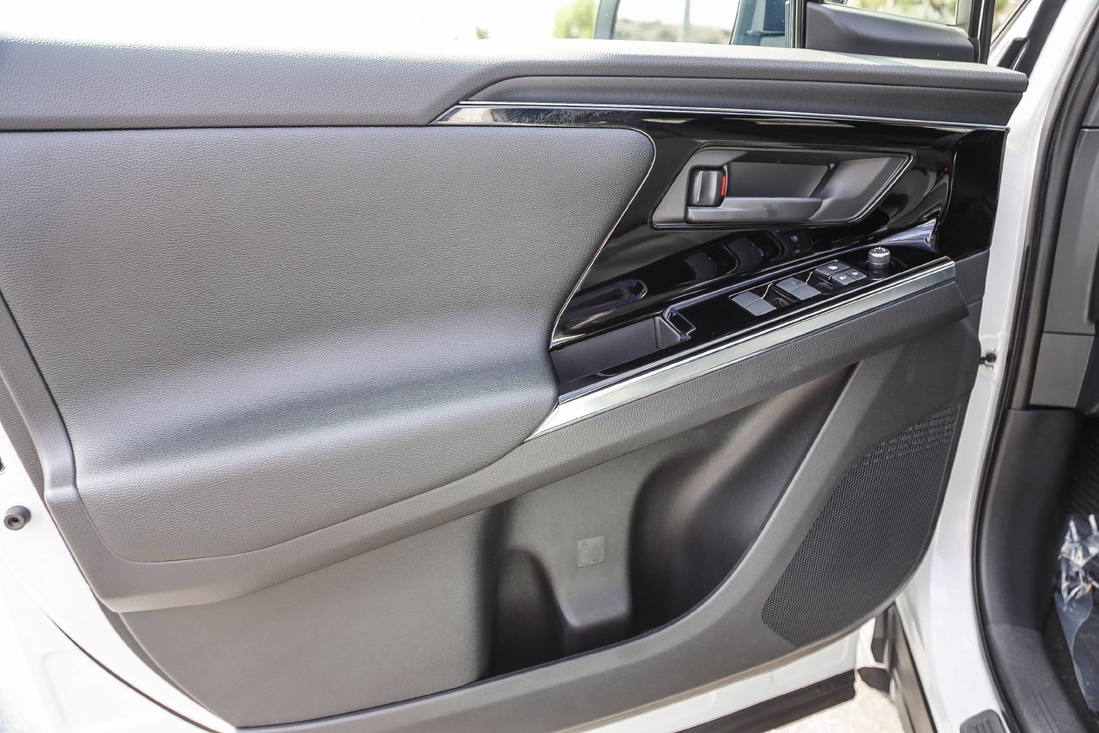 Certified Used 2023 Pearl Toyota Limited image 21