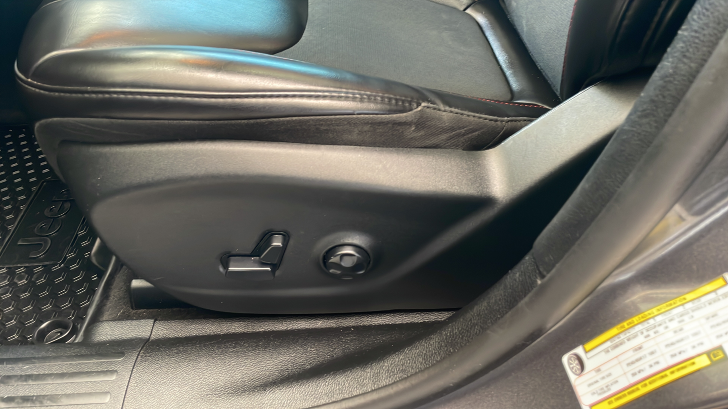 Used 2019 Gray Jeep Trailhawk image 10