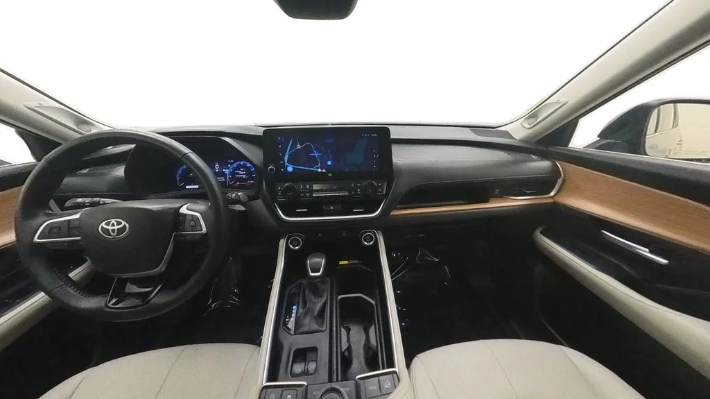Certified Used 2025  Toyota Limited image 31