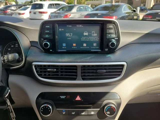 Used 2021 White Hyundai SE image 21