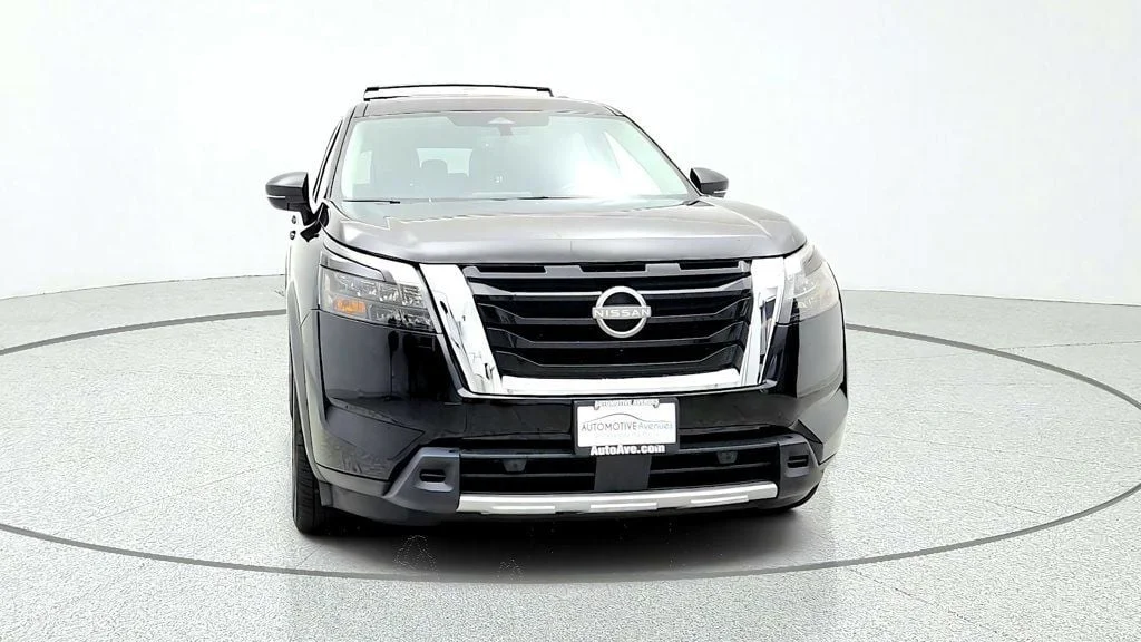 Used 2025 Super Black Nissan SL 4WD image 2