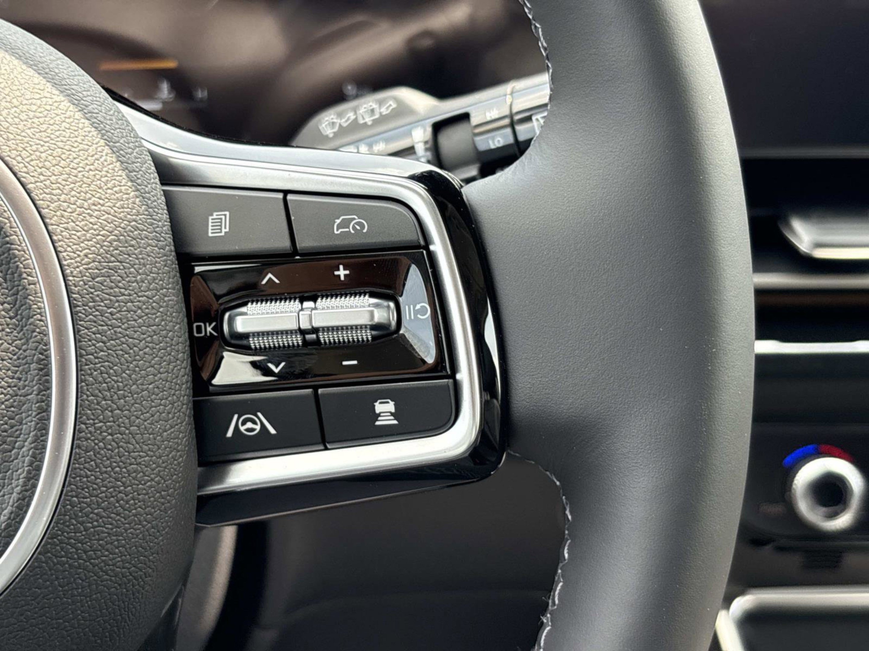 New 2026 Snow White Pearl Kia SX Prestige image 24