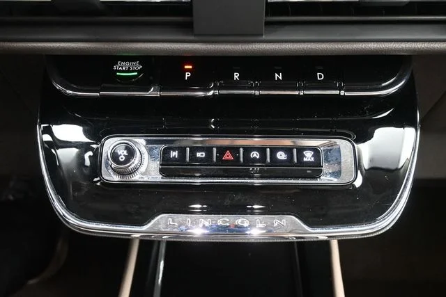 Used 2023 Pristine White Lincoln Standard image 17