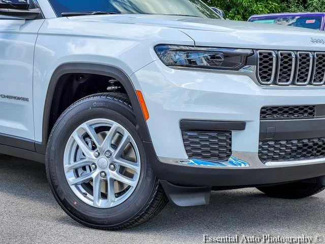 New 2026 Bright White Clear-Coat Exterior Paint Jeep Laredo image 3