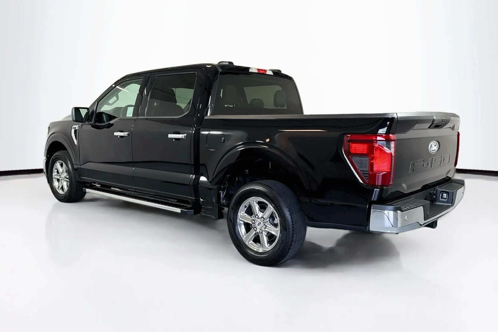 Used 2025 Agate Black Metallic Ford XLT image 7