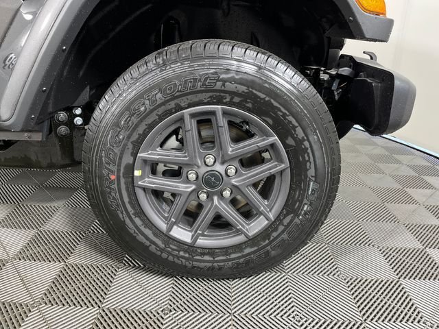 New 2026 Granite Crystal Metallic Clear-Coat Exterior Paint Jeep Sport S image 5