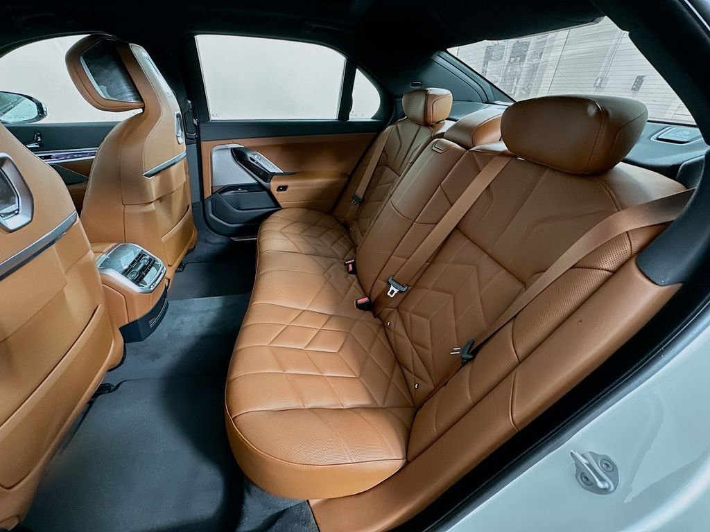 2025 BMW 7 Series 750e - Photo 17