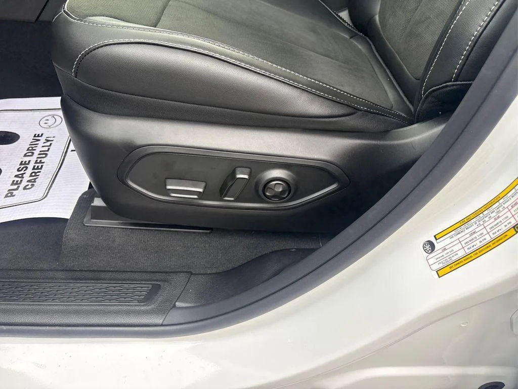New 2026 Bright White Clearcoat Jeep Laredo Altitude image 18