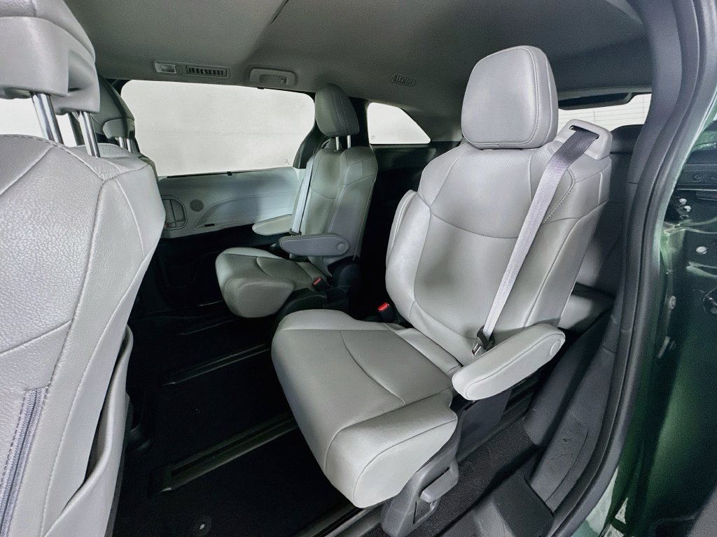 Used 2025  Toyota XLE AWD image 23