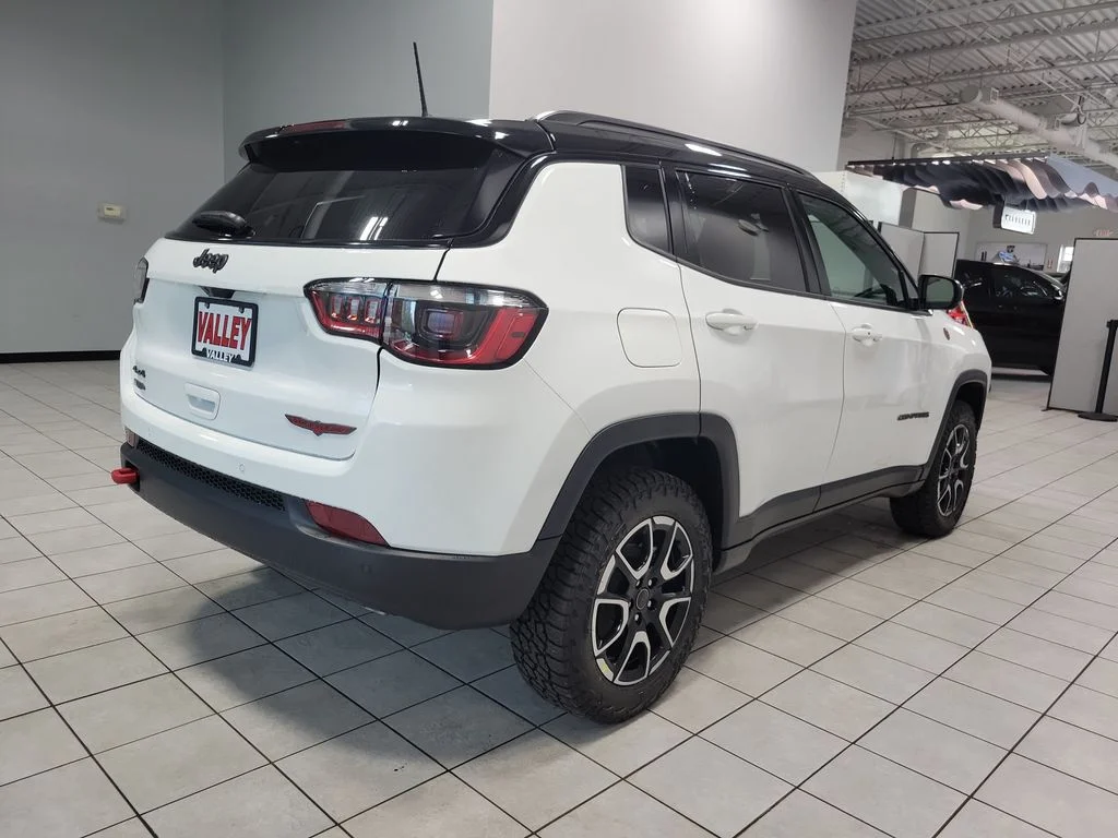 New 2026 Bright White Clear-Coat Exterior Paint Jeep Trailhawk image 7