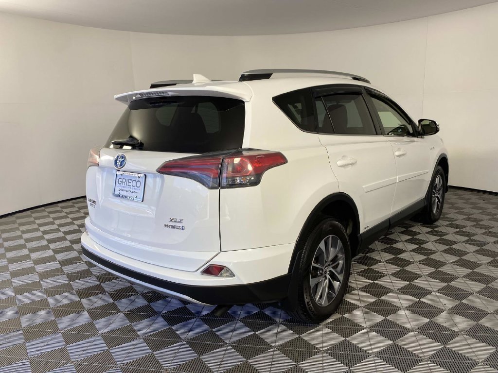 Used 2016 White Toyota XLE image 10