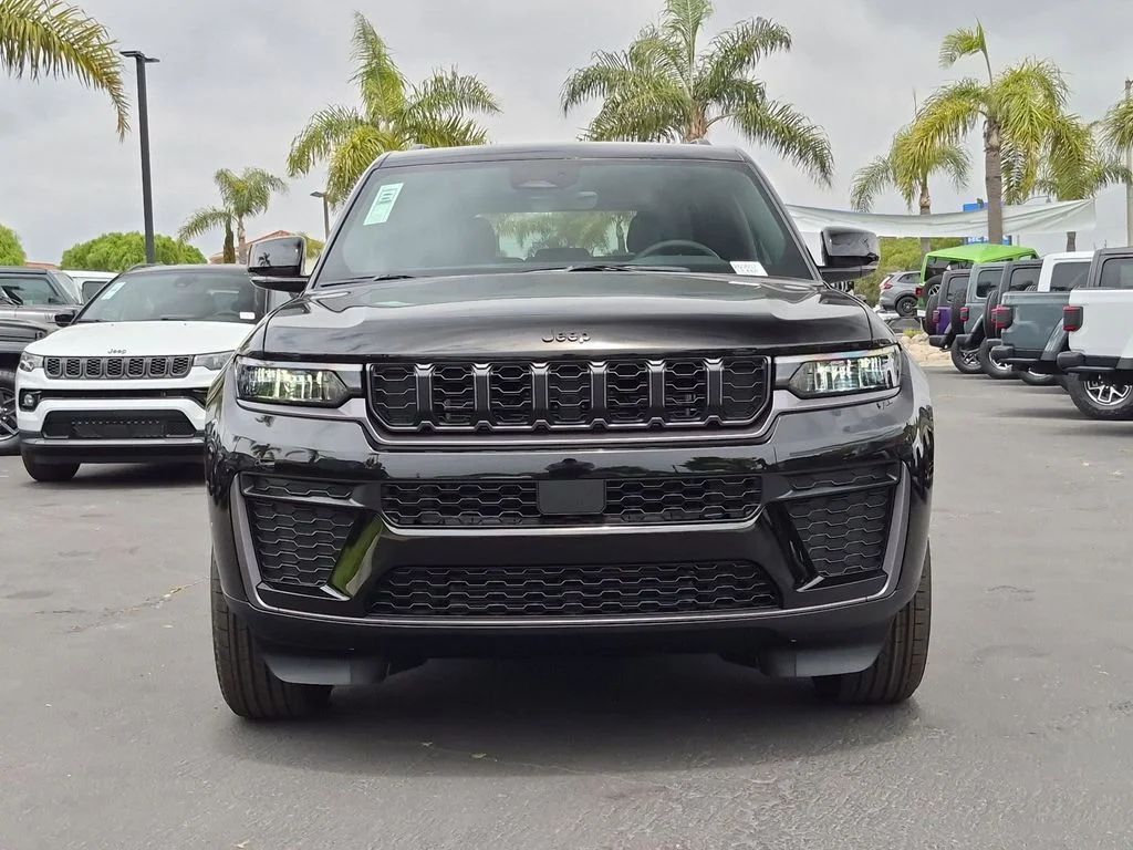 New 2026 Diamond Black Crystal Pearl-Coat Exterior Paint Jeep Altitude image 2
