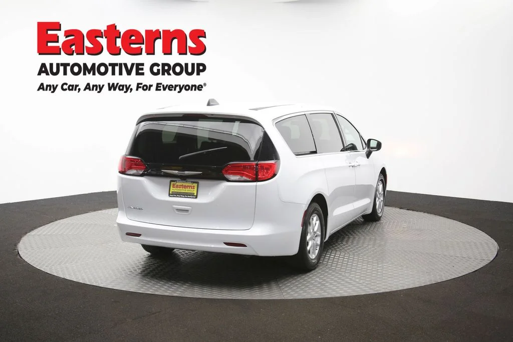 Used 2022 White Chrysler LX image 38