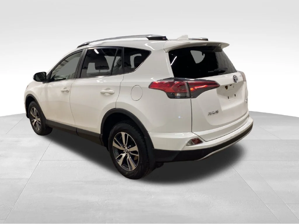 Used 2018 White Toyota XLE image 2