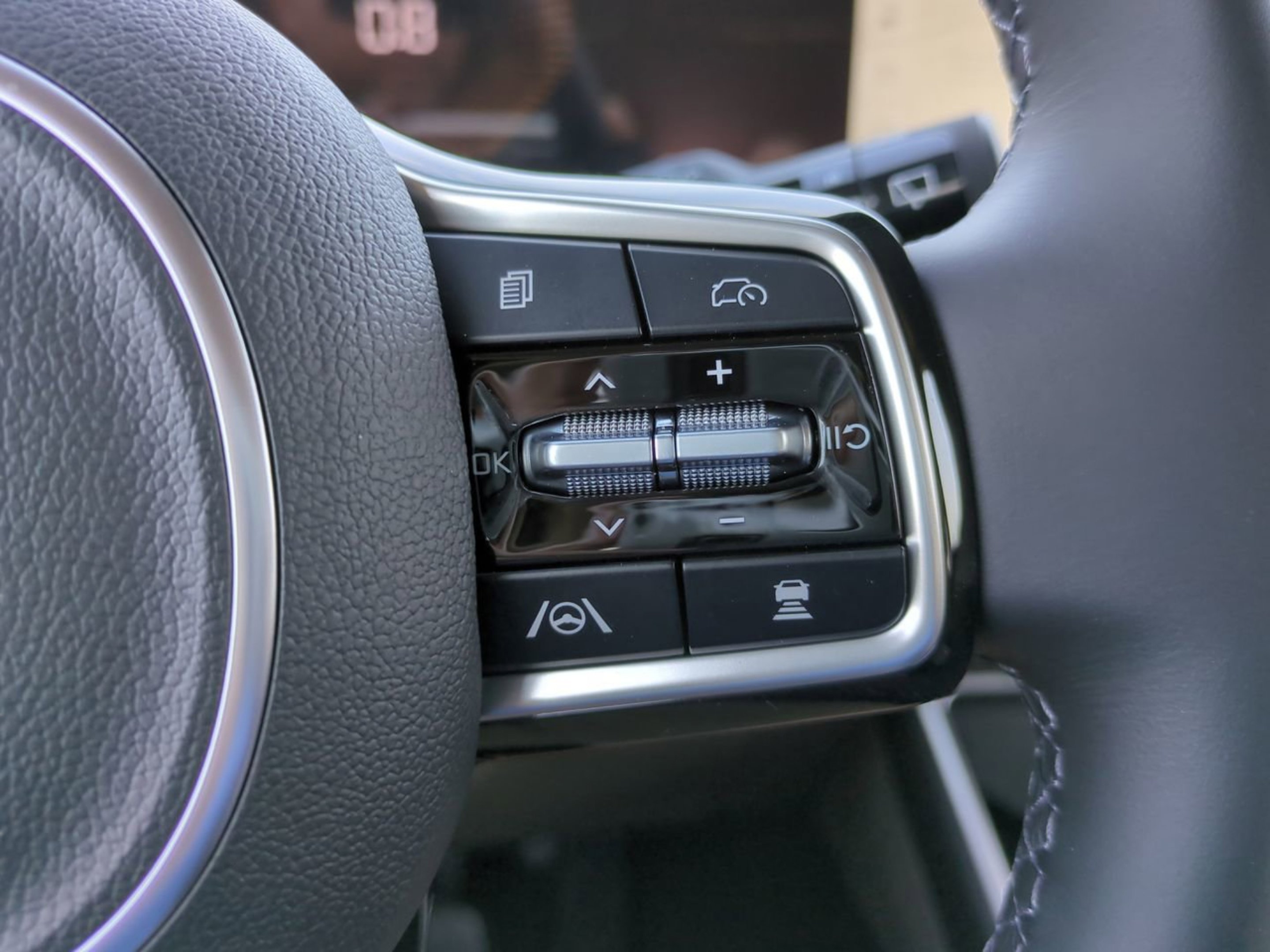 New 2026 Snow White Pearl Kia LXS image 30