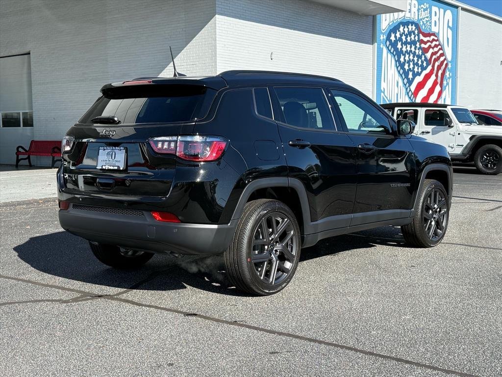 New 2026 Diamond Black Crystal Pearl-Coat Exterior Paint Jeep Limited Altitude image 3